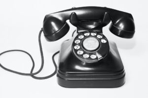 モノクロの黒い古い電話の写真