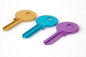 金色と水色と紫色のメッキの鍵が3つ並んでいる画像