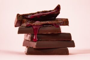 中から赤い液体が垂れている薄いチョコレートが6弾積みあがってる画像