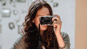 ロングヘア―の女性がカメラをこちらに構えている画像