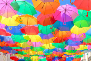 ポルトガルにあるアゲダでカラフルな傘がつるされている画像