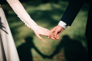 結婚式で男性と女性が手を取り合っている画像