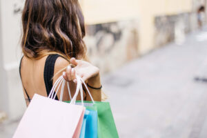 買い物をする女性の画像